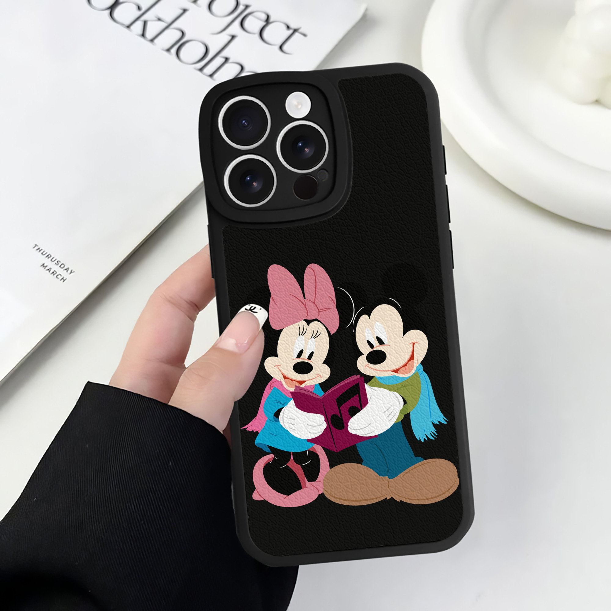 （画像用） ミッキーマウス Mickey Mouse 【iPhone 16シリーズ対応】シリコンスマホケース（レザー調） 材質：シリコン